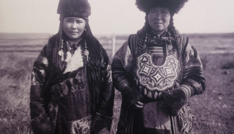 Невеста и сваха. фото Н.В. Федорова, 1912