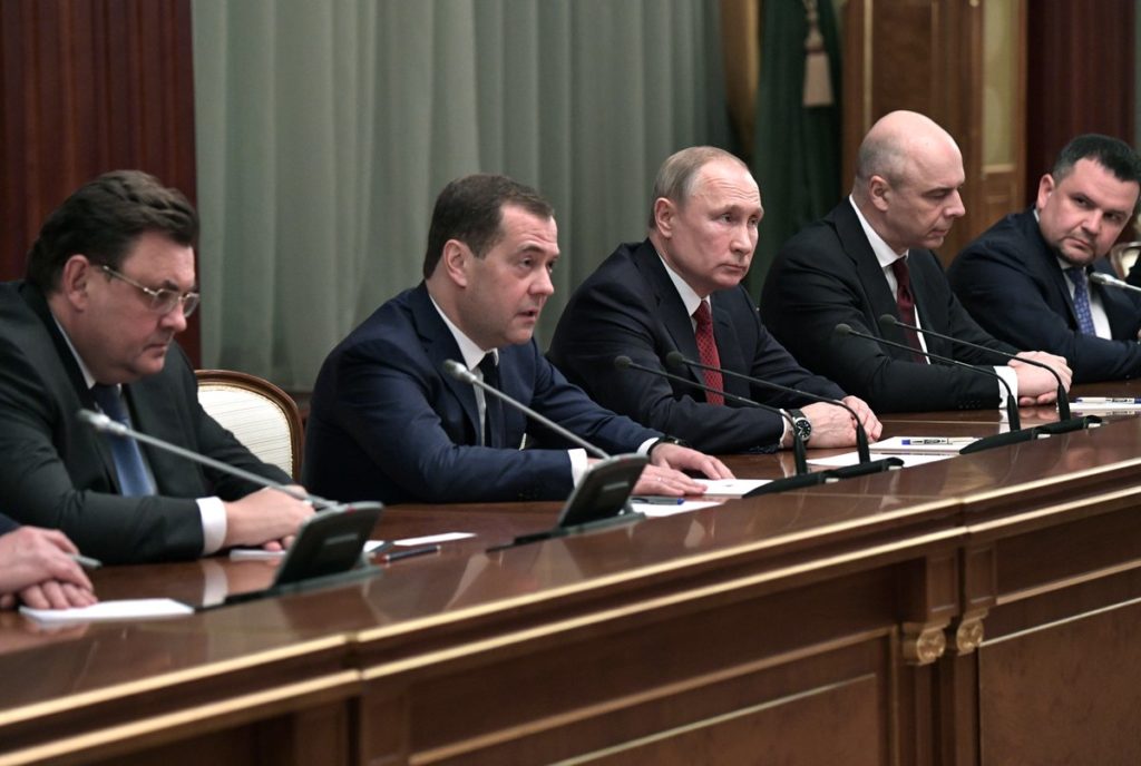 Правительство России распустили. Новое время или возврат в 1991-й год?