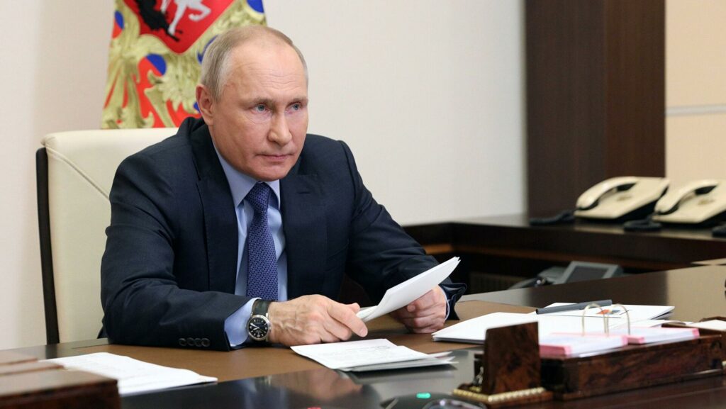 Владимир Путин: “Россия «выбьет зубы» тем, кто намерен «откусить» Сибирь”