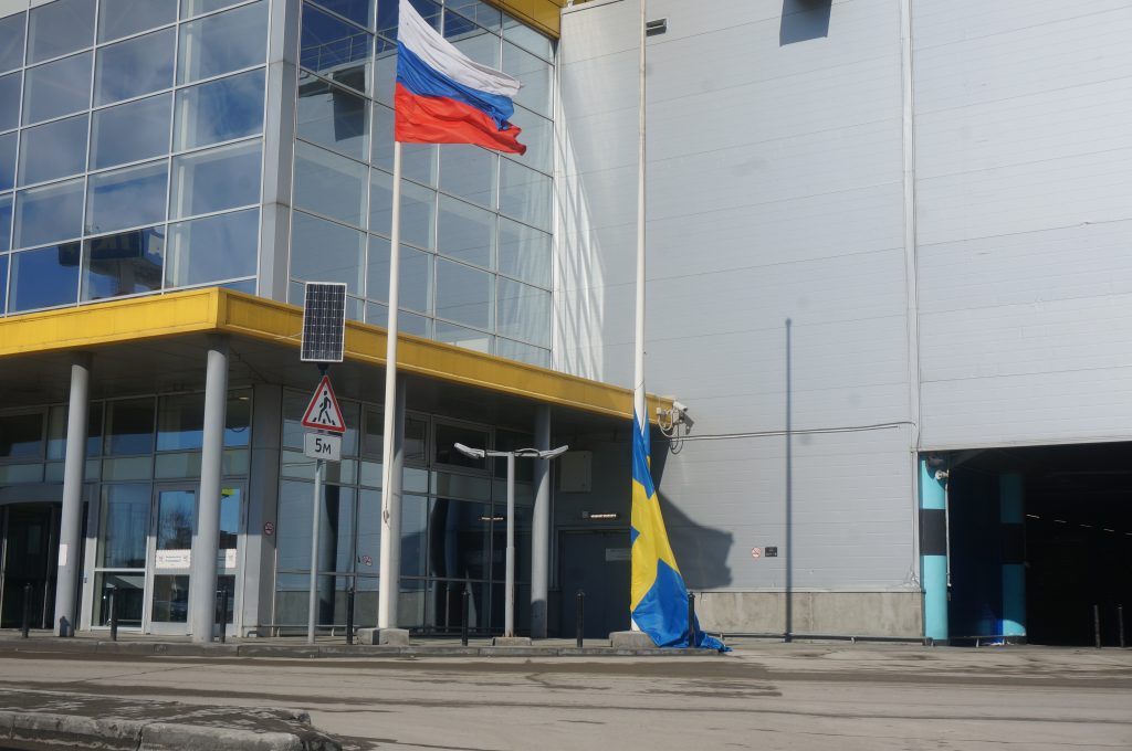 В Новосибирске неравнодушные патриоты спустили флаг Швеции на землю