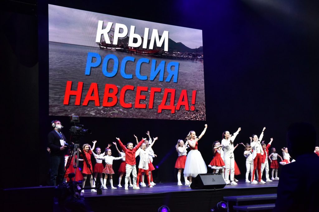 “Выстоим и победим”: в Новосибирске отпраздновали День воссоединения с Крымом