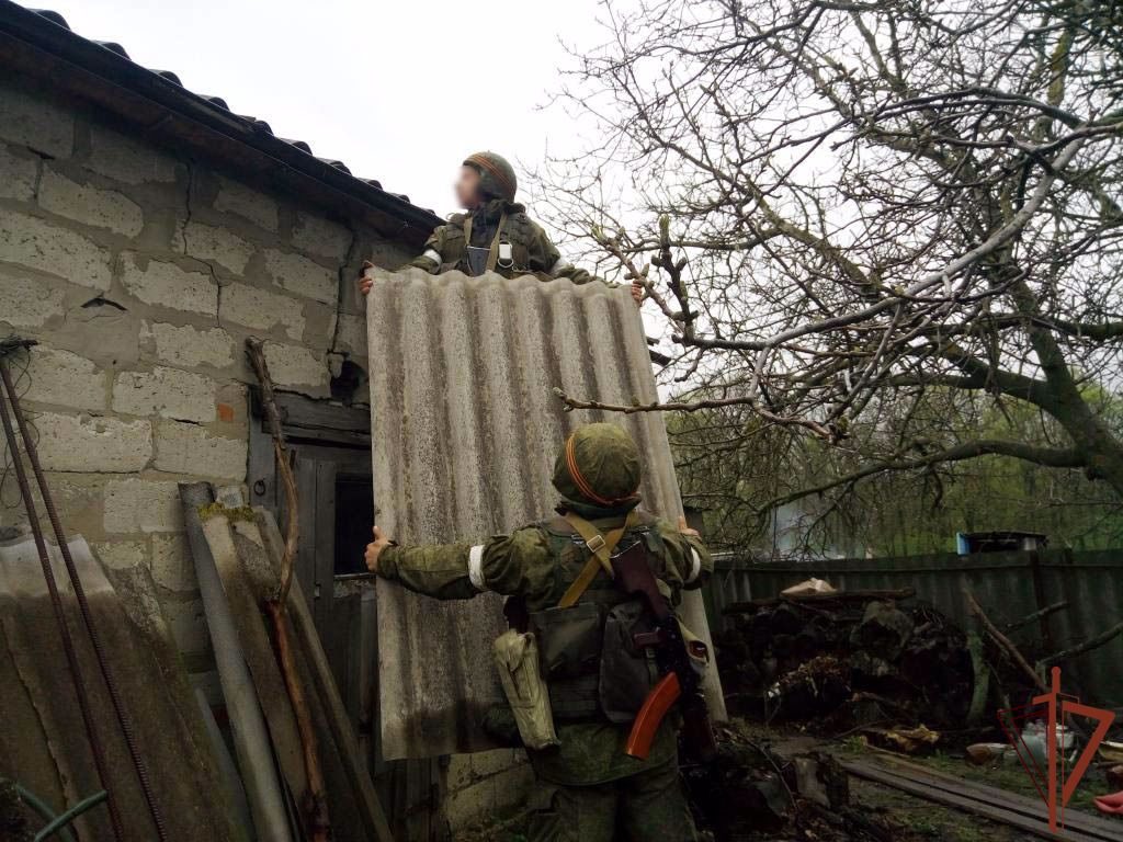 В Харькове Росгвардейцы отремонтировали дом ветерана ВОВ