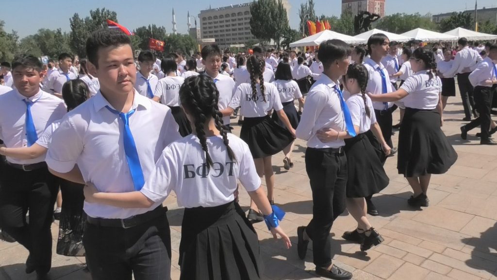 Молодежная акция “Вальс Победы” и праздничный концерт прошли 9 Мая в Бишкеке
