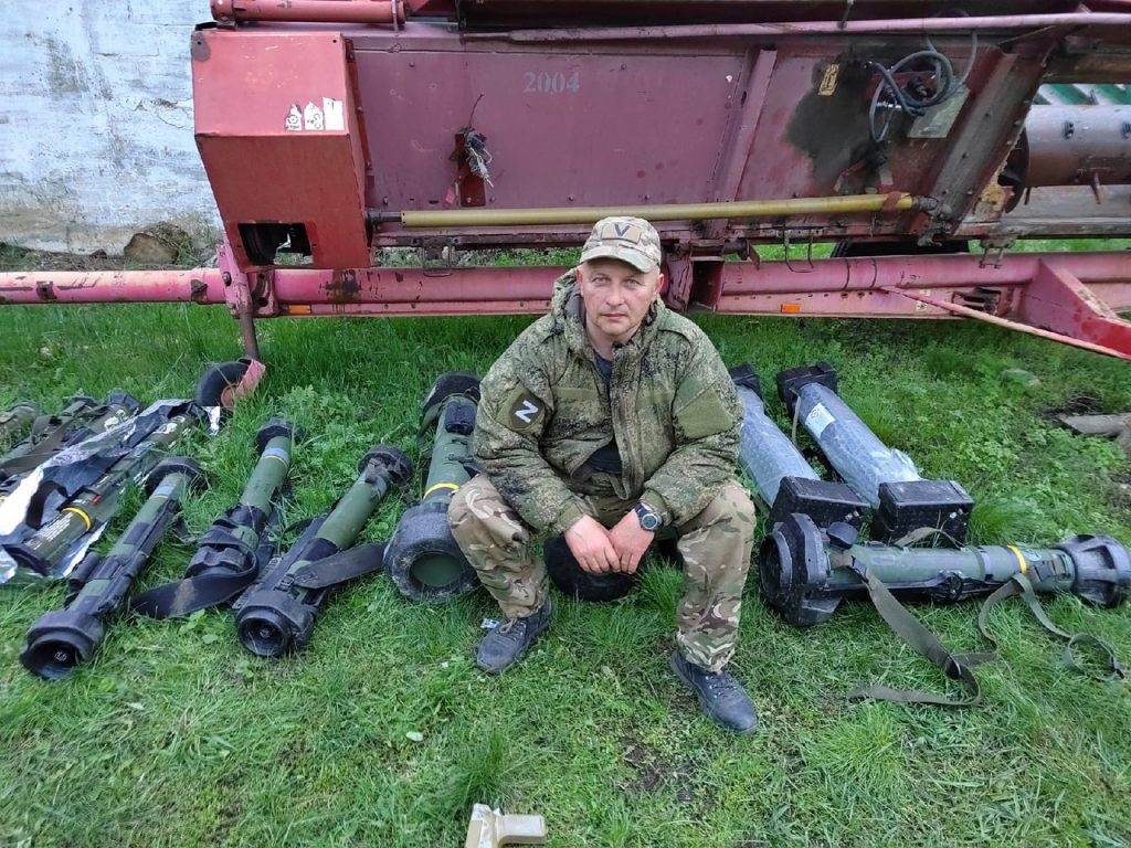 Русские добровольцы показывают захваченные у НАТО трофеи