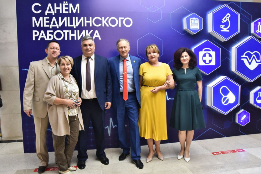 Новосибирских медиков наградили за помощь жителям Донбасса