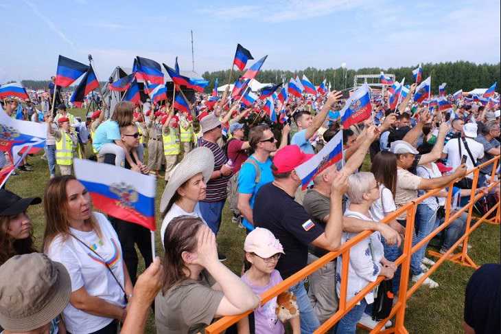 На авиашоу в Мочище под Новосибирском зрители прибыли с флагами ЛНР и ДНР