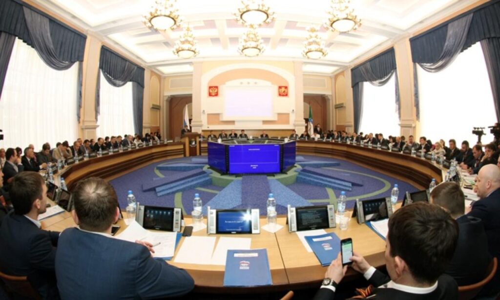 Мандаты покинувших страну депутатов горсовета получат сенаторы от “ЕР”
