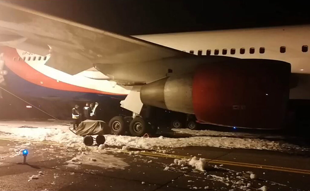 Самолёт “Аэрофлота” аварийно сел в аэропорту Барнаула