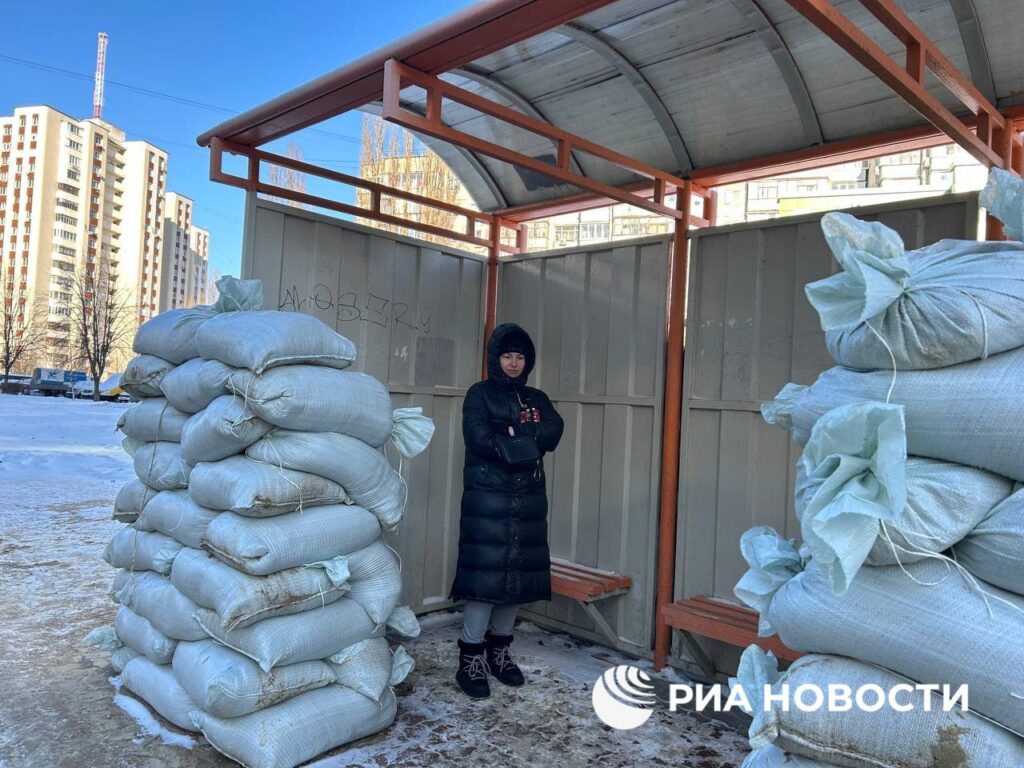 В Белгороде обложили автобусные остановки мешками с песком и бетонными блоками