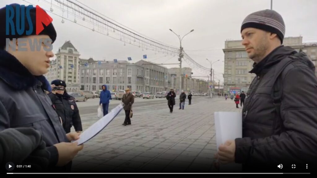 В Новосибирске полицейские задержали активиста с плакатом “Нет войне!”