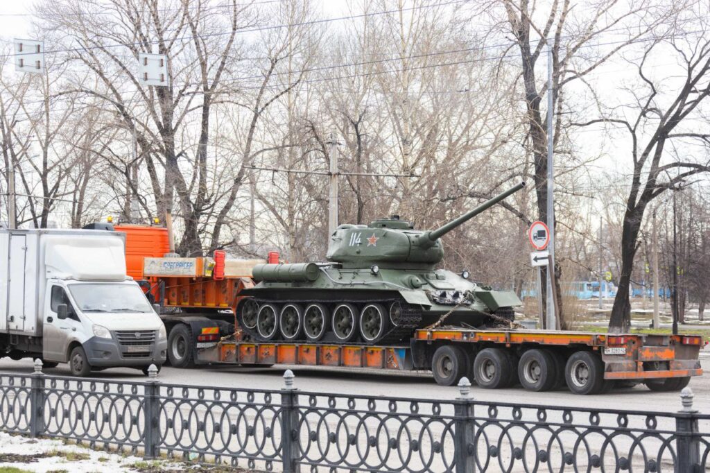 В Новокузнецке танк Т-34 сняли с постамента на Площади Победы