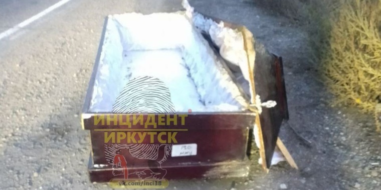 На въезде в Иркутск жители нашли вскрытый гроб без тела