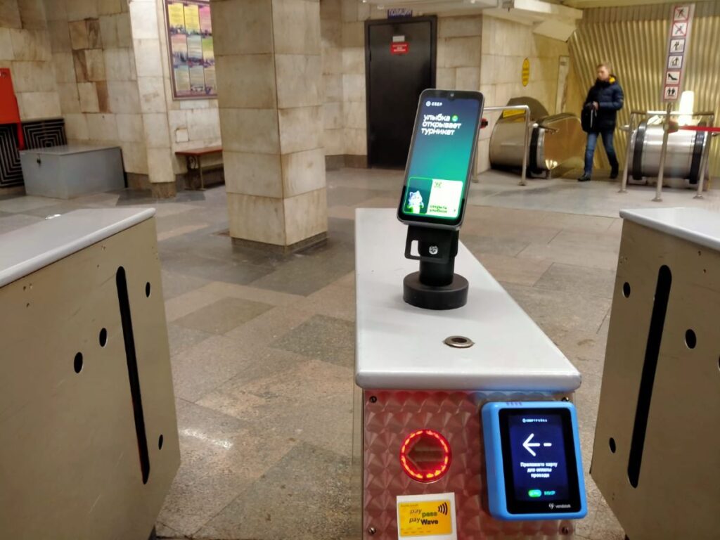 В Новосибирском метро начали тестировать оплату проезда через распознавание лиц