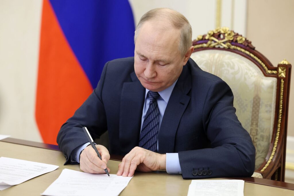 Путин утвердил федеральный бюджет на 2025-2027 годы