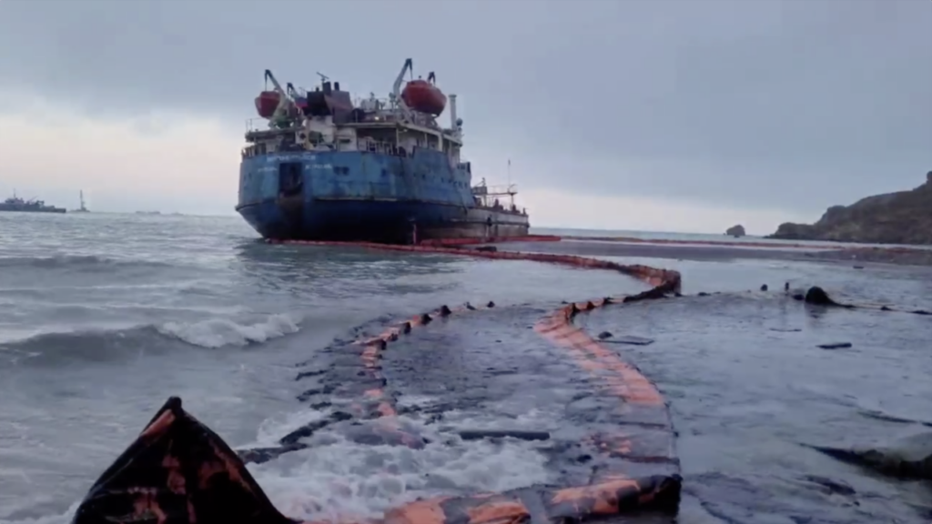 В Черном море произошел новый разлив мазута из танкера, который потерпел крушение в декабре