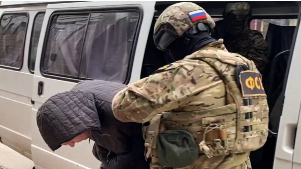 Восемь молодых россиян получили длительные сроки за поджоги и подготовку терактов