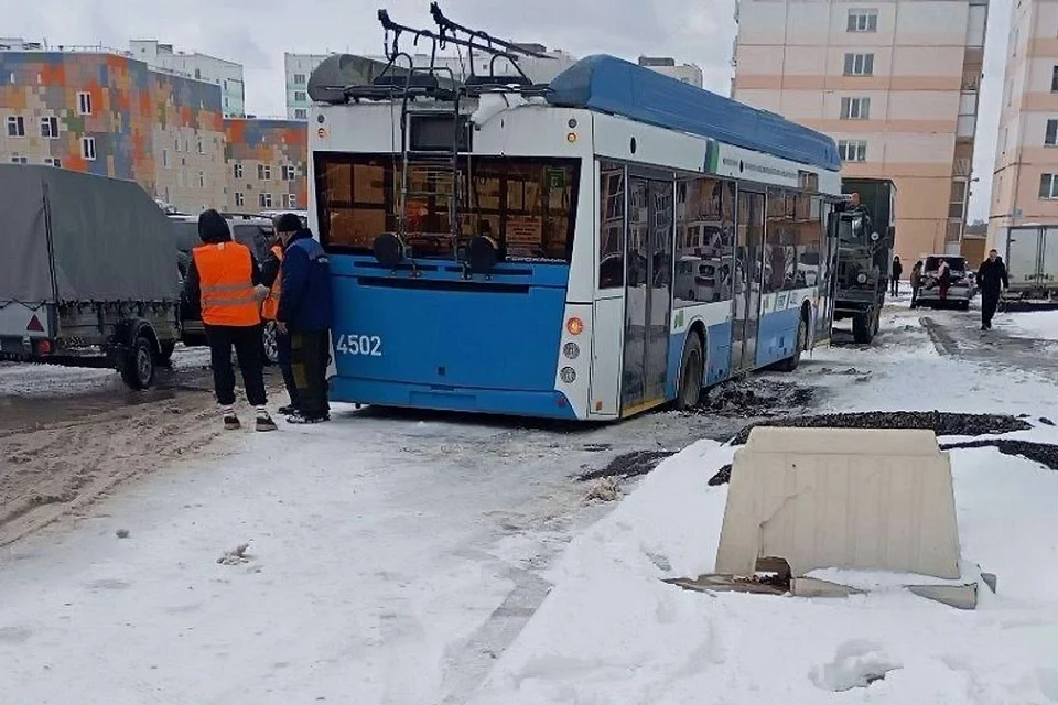 В Новосибирске троллейбус провалился в яму на дороге Фото: Комсомольская Правда