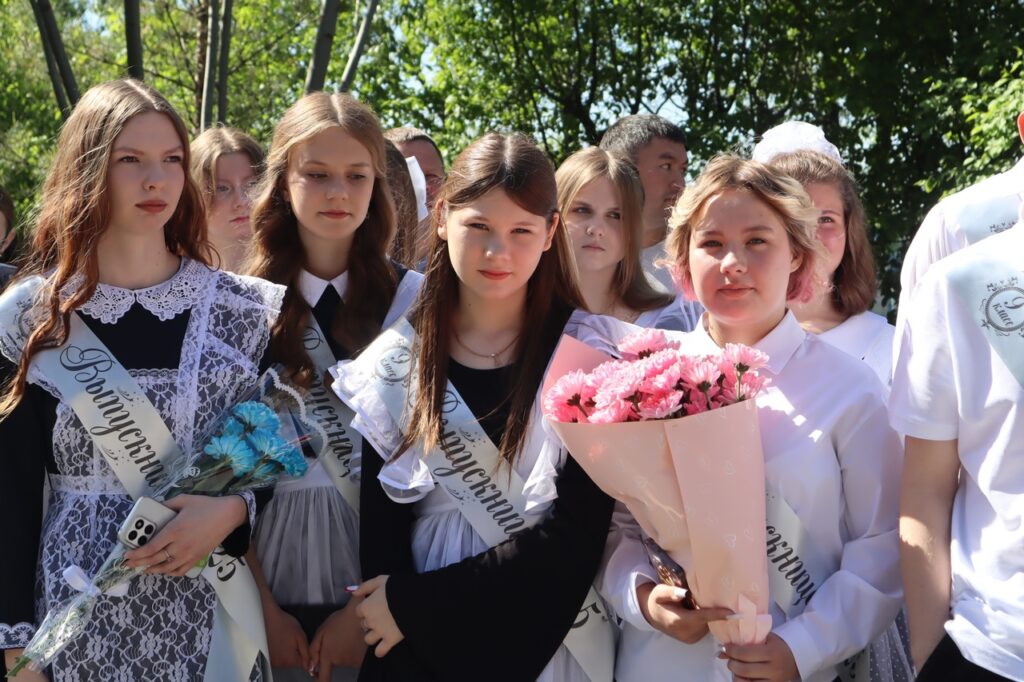 Для новосибирских выпускников прозвенел последний школьный звонок