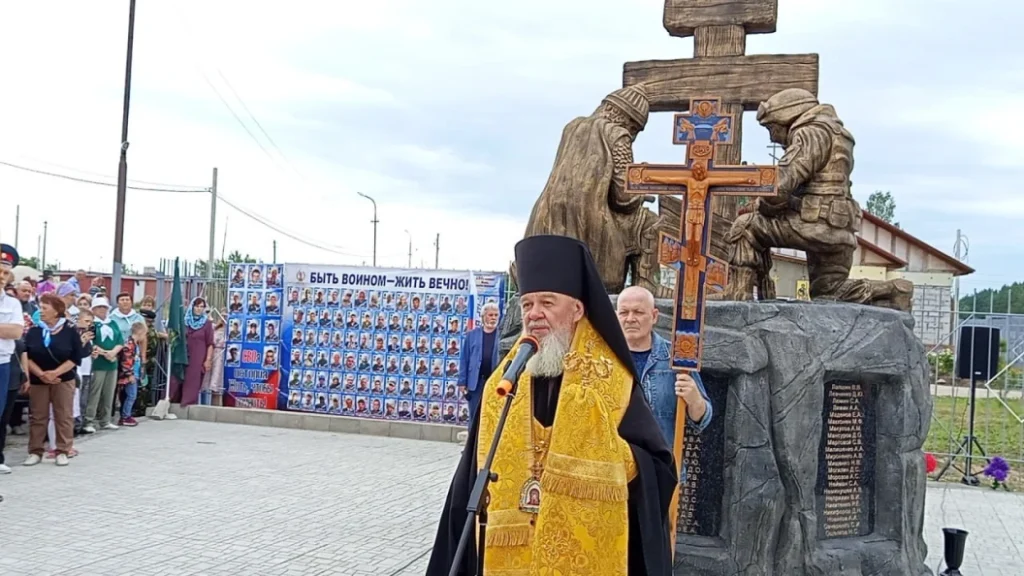 В Новосибирском поселке Чик торжественно открыли народный воинский мемориал