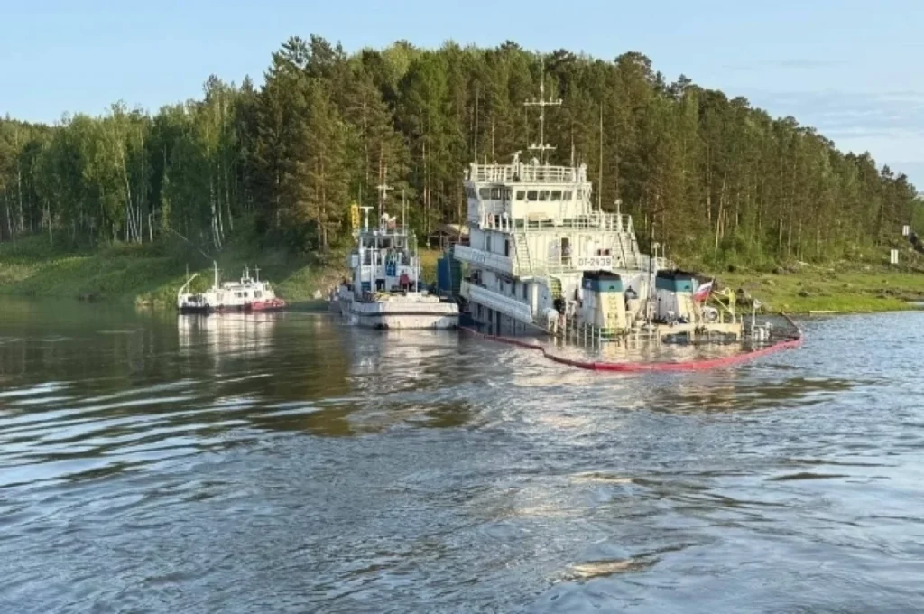 Ущерб от разлива топлива в Енисее после аварии теплохода оценили в 1,2 млрд рублей