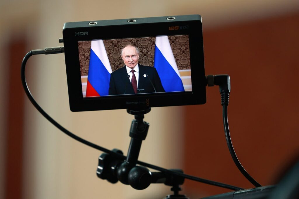 МВД РФ и таджикская полиция будут вместе следить за соблюдением законов мигрантами-таджиками – Путин