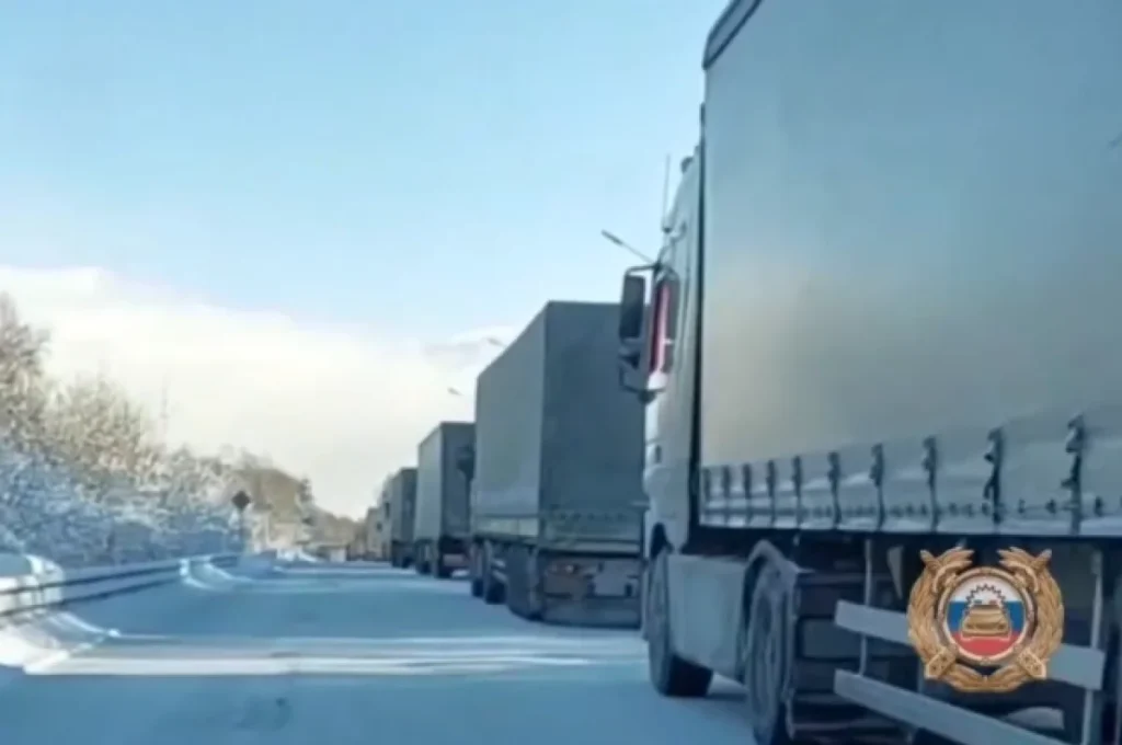 На автодороге “Байкал” уже третий день люди в плену: количество автомобилей растет