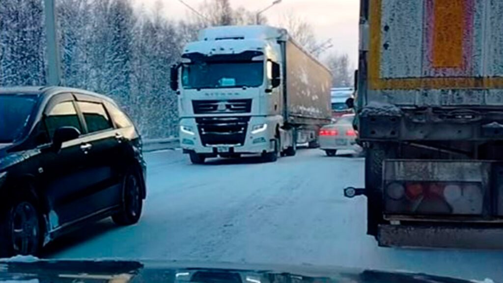 На трассе “Байкал” из-за снегопада образовалась огромная пробка