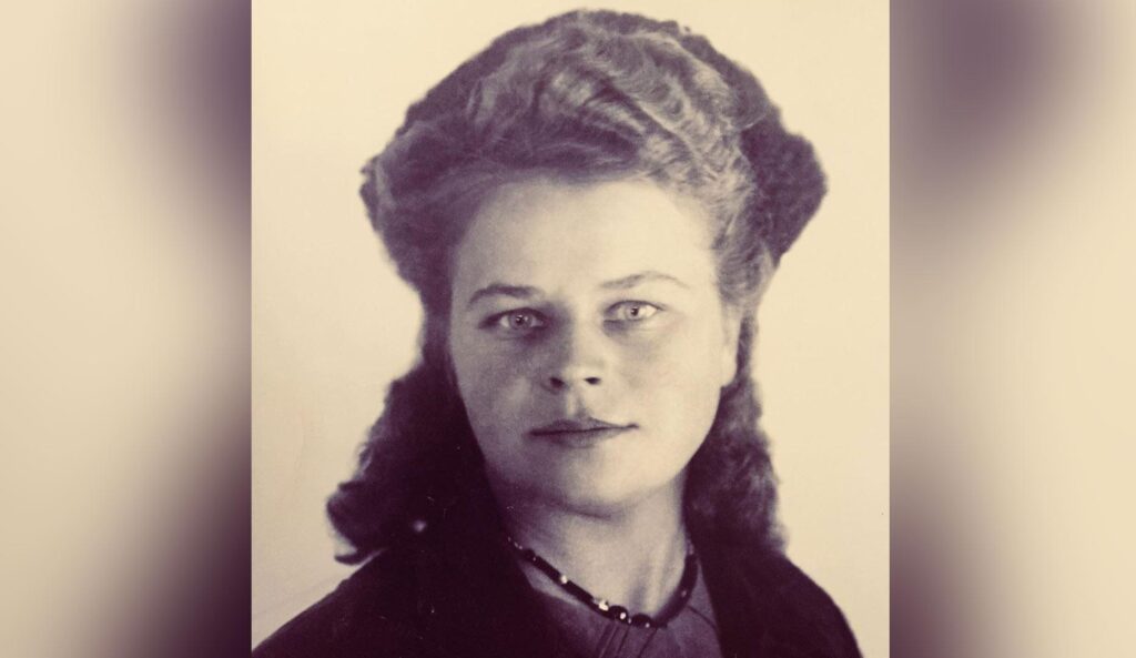Актриса Мила Йовович опубликовала фото бабушек и дедушек боровшихся с фашизмом