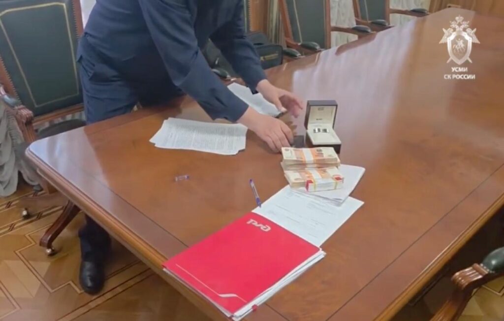 Главу Западно-Сибирской железной дороги арестовали за взятку и хранение оружия