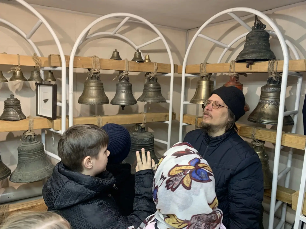 Ученики в Музее колокольного звона при Храме Михаила Архангела