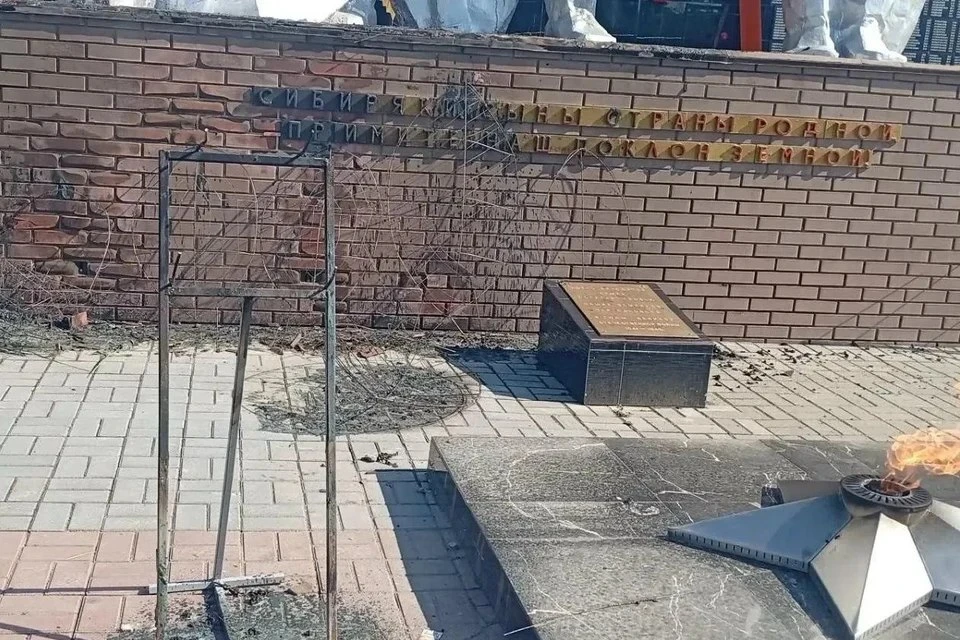 Семилетний мальчик поджёг венки на Мемориале Славы под Новосибирском